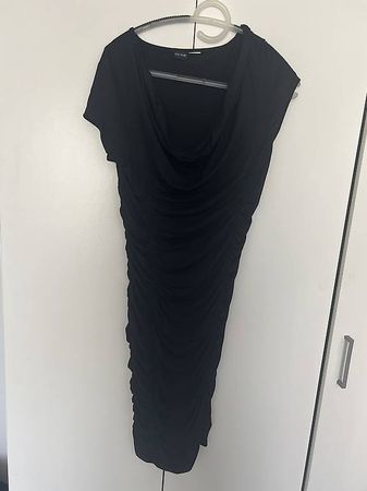Schwarzes Kleid, figurbetont
