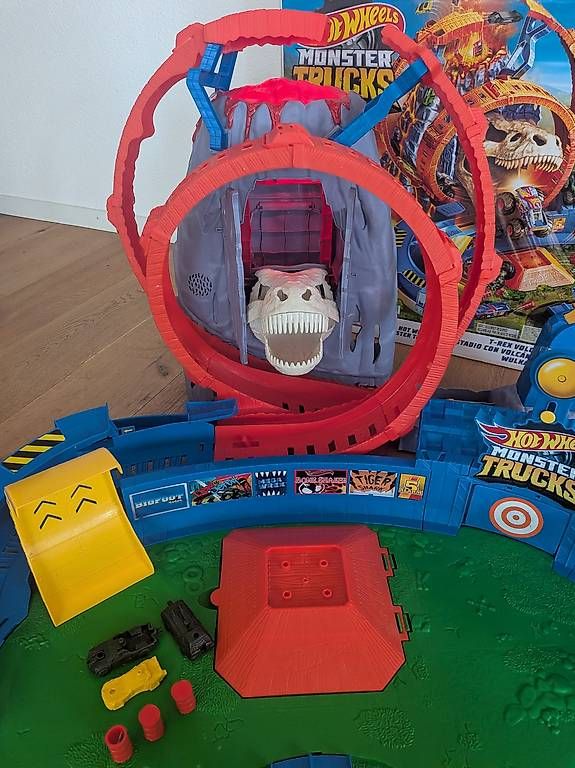 Giocattoli: Hot Wheels Monster Trucks Bahn T-Rex Vulkan Arena – Usato da Stansstad venduto da lengsi