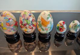 5 chinesische handbemalte Glas-Eier – mit Holzsockel