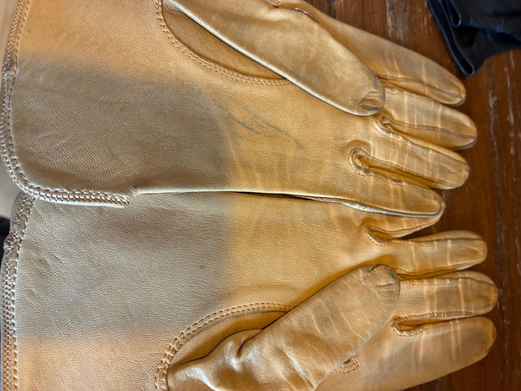 Gants & mitaines : alte Löchli Lederhandschuhe – D'occasion à Küttigen par Spirit7 1