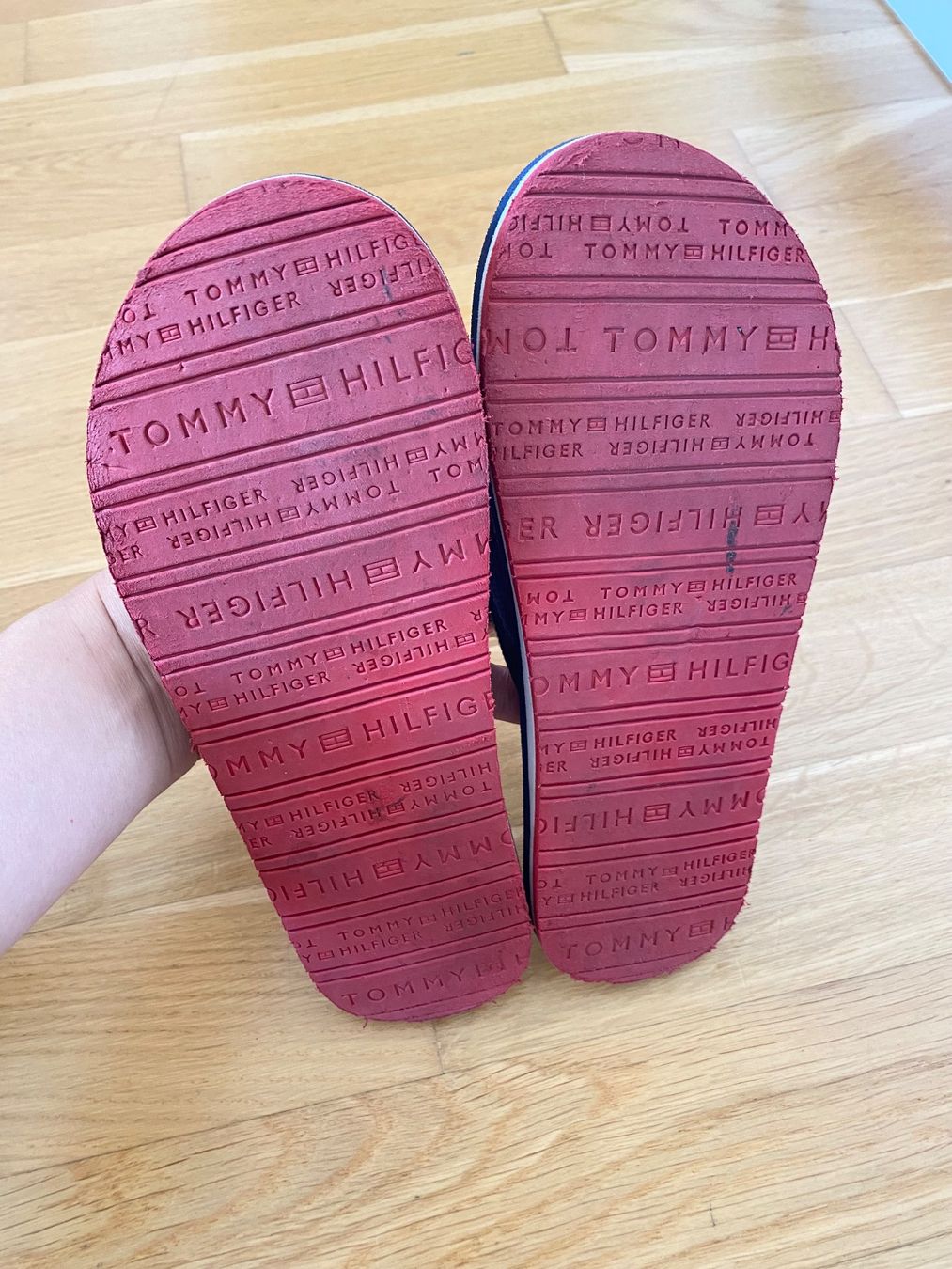 Tommy Hilfiger Scarpe per ragazzi: Tommy Hilfiger (Gr.35) Kinder Flip Flops – Usato da Unterseen venduto da ice_wc8z 3