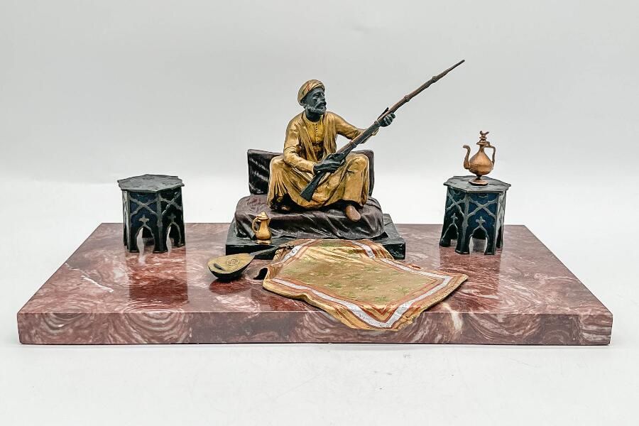 Alle Dekorationen: Orientalische Figur auf Marmorsockel – Gebraucht aus Altdorf UR von Liveo-shop