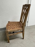 Antiker Holzstuhl mit Bast