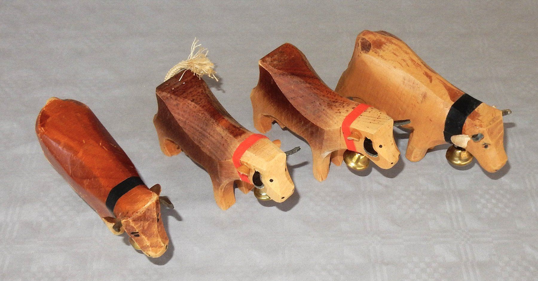 Trauffer Spielzeuge: 4 Stück handgeschnitzte Holzkühe  - 15.5cm – Gebraucht aus Alpnach Dorf von Reloved24 2