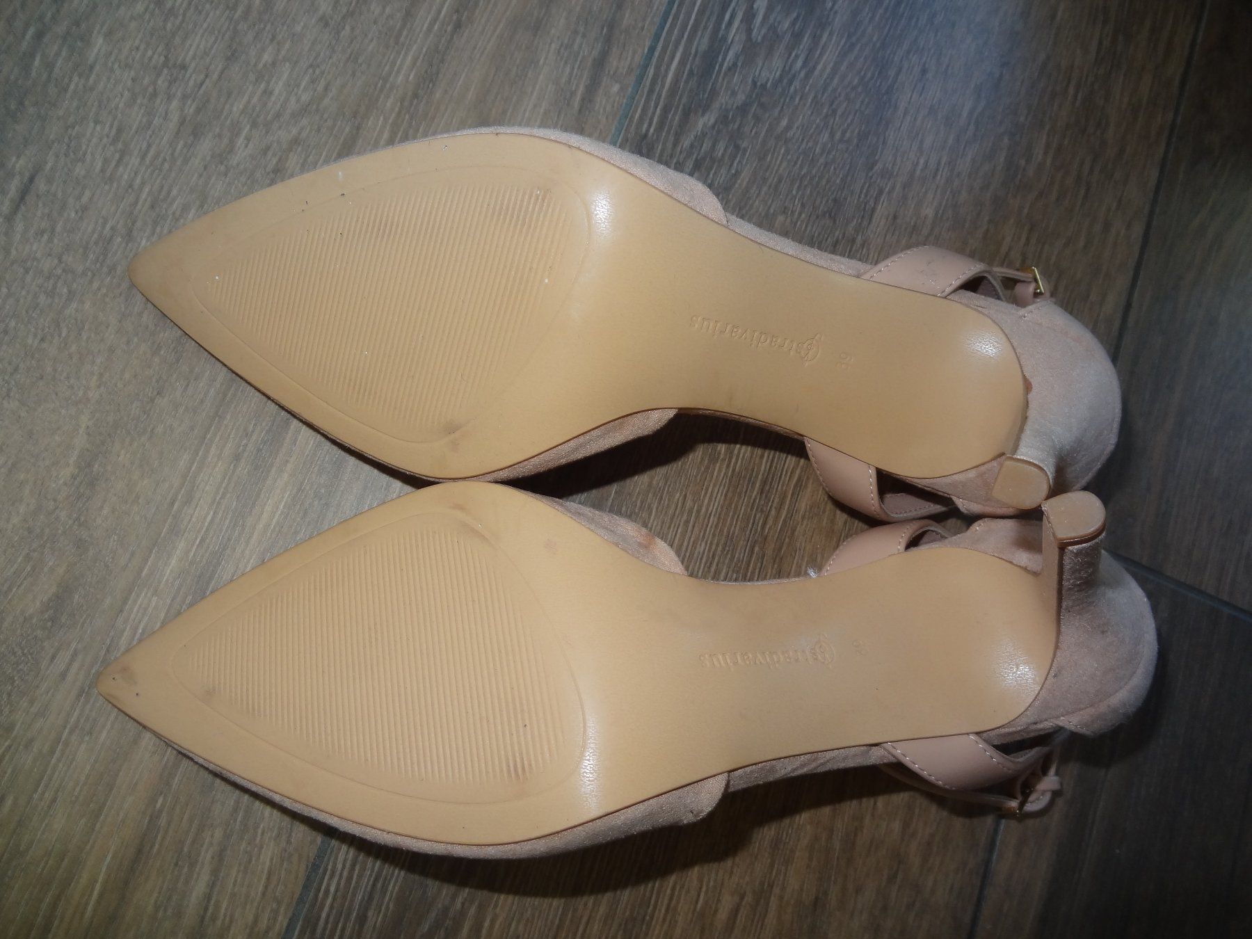 Stradivarius Chaussures femmes: Escarpins Stradivarius talons 7cm taille 39 – Neuf (Voir description) à Satigny par salvatore73 5