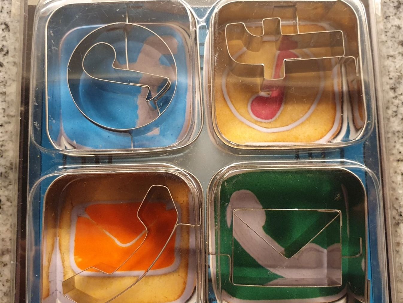 Migros Backformen: Neu: Ausstechformen "Trendy Apps" Set mit 4 Motiven – Neu und originalverpackt aus Zürich von hei_6yvn 1