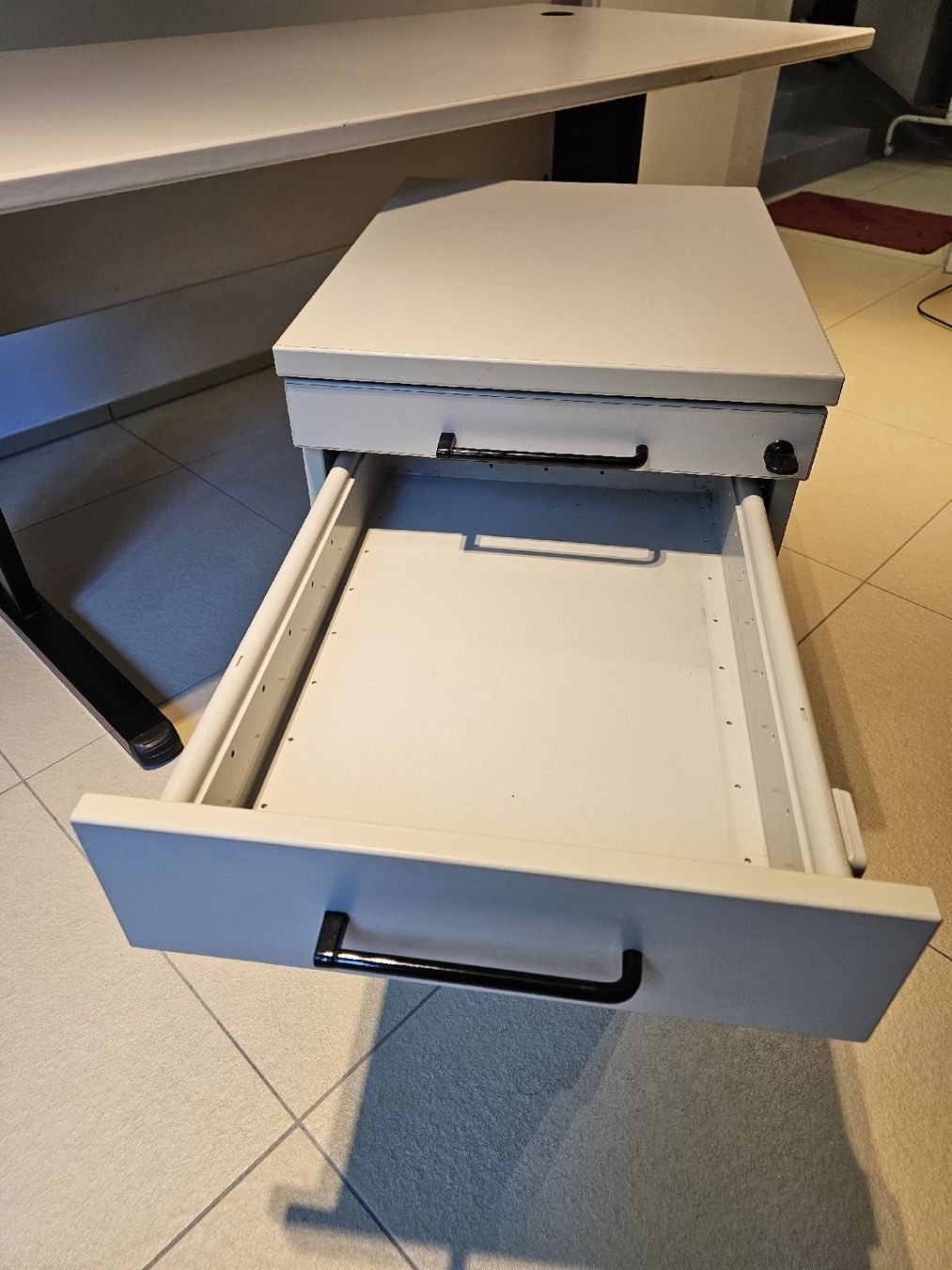 Scrivanie: Stabiler Büro Schreibtisch mit Rollcontainer – Usato da Zürich venduto da liu_cg2t 2