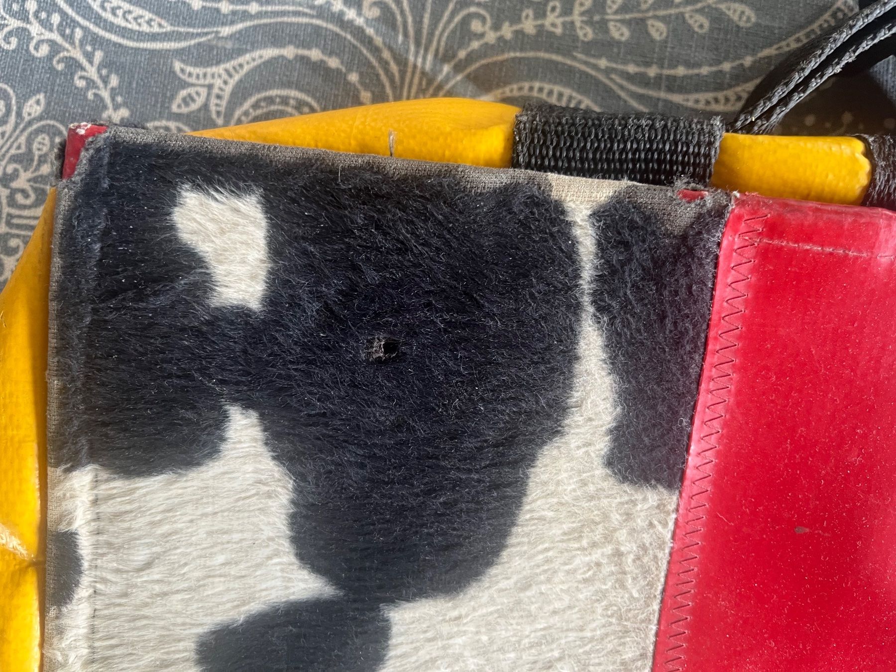 Borse: Unique Cowhide Pattern Shoulder Bag, Red Leather Accent – Usato da Bertschikon Gossau venduto da Weezysarchive 1