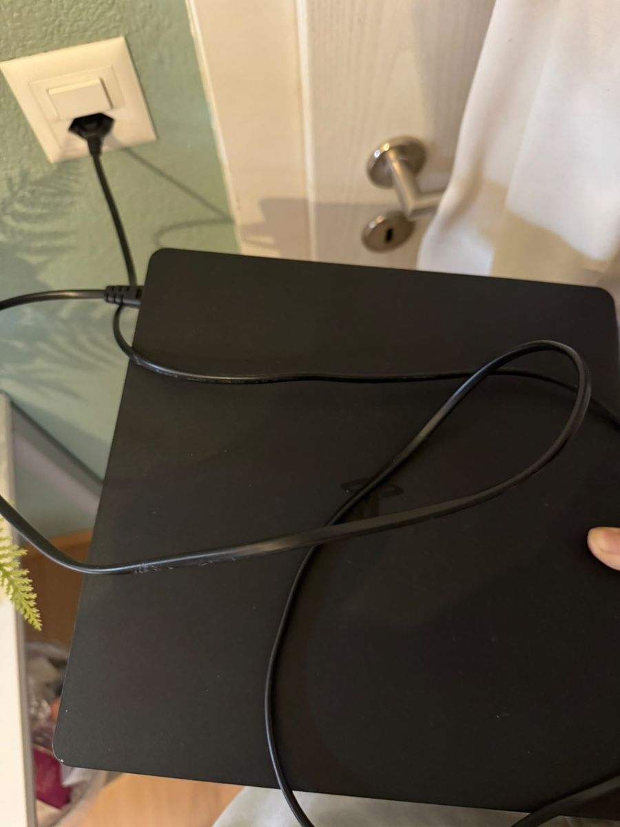 Sony Konsolen: PS4 Slim Konsole + 2 Controller , Top Zustand – Neu (gemäss Beschreibung) aus Roggwil BE von Alee.scd 1