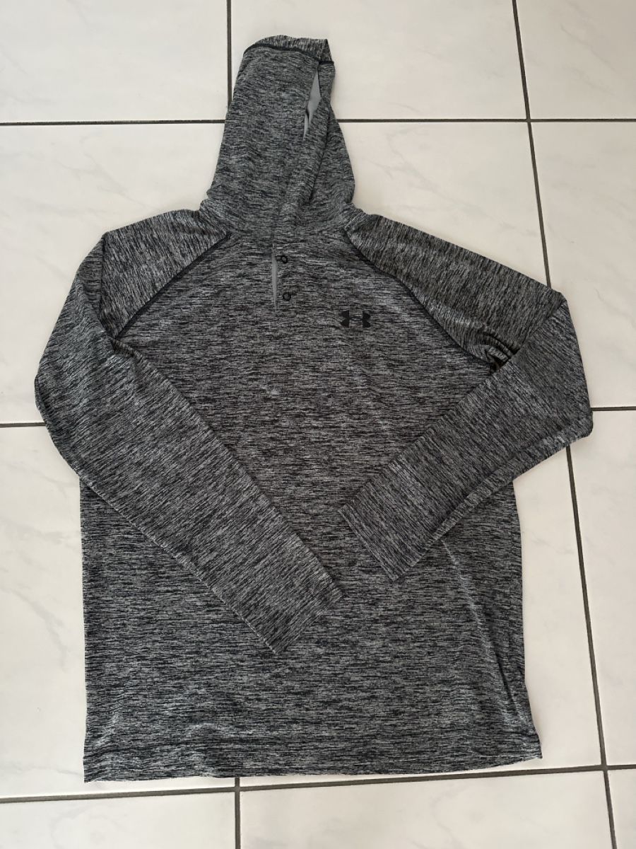 Under Armour Pullover & Sweatshirts: Under Armour Pullover mit Kapuze Anthrazit Gr. M – Gebraucht aus Wileroltigen von torro11