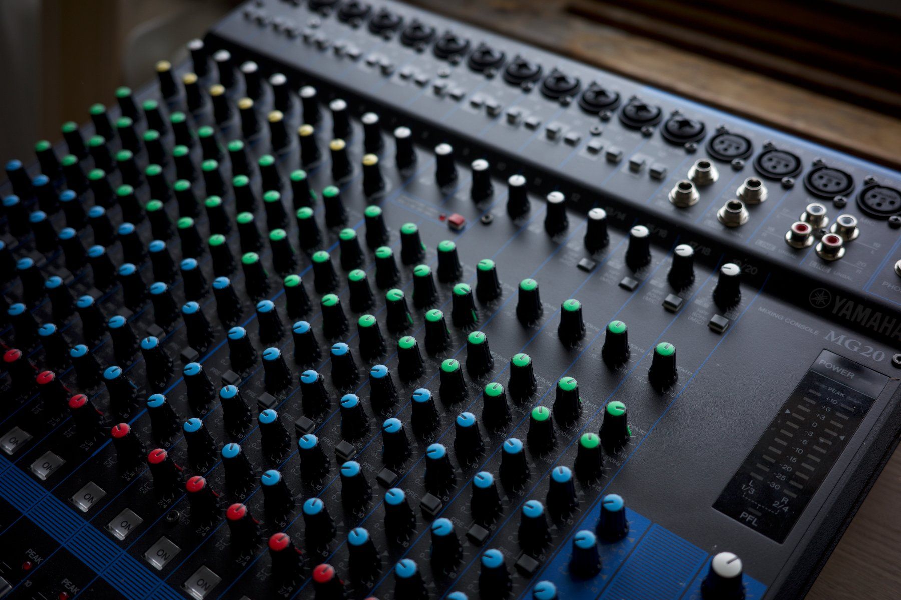 Yamaha Console di mixaggio: Studiomixer Yamaha MG20 20-Channel – Usato da Zürich venduto da mma_s8k6 4