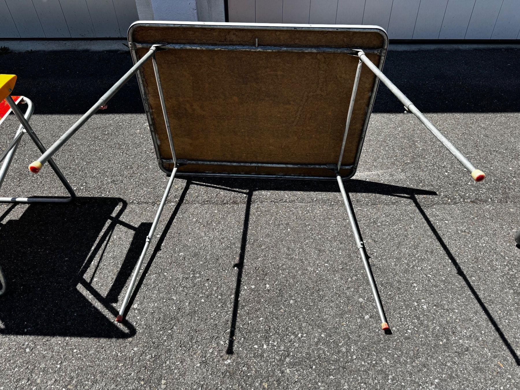 Set di tavolo e panche: RETRO Campingtisch und Klappstühle mit Grill – Usato da Lyss venduto da bue_mx2c 5