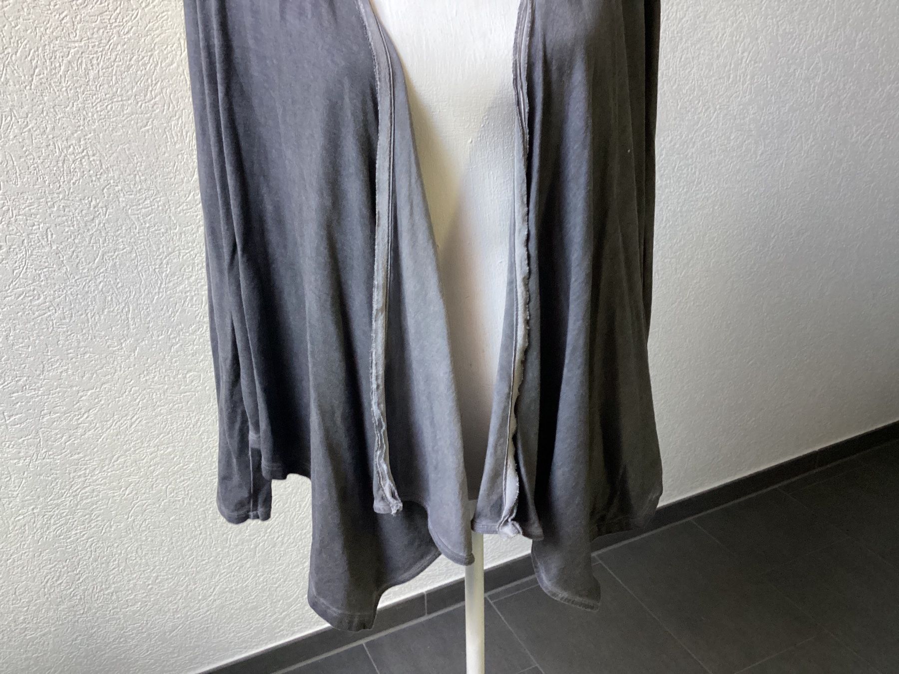 Nile Vestes: Nile Jäckli schön & locker d. grau Gr. S – D'occasion à Homberg b. Thun par Homata 1