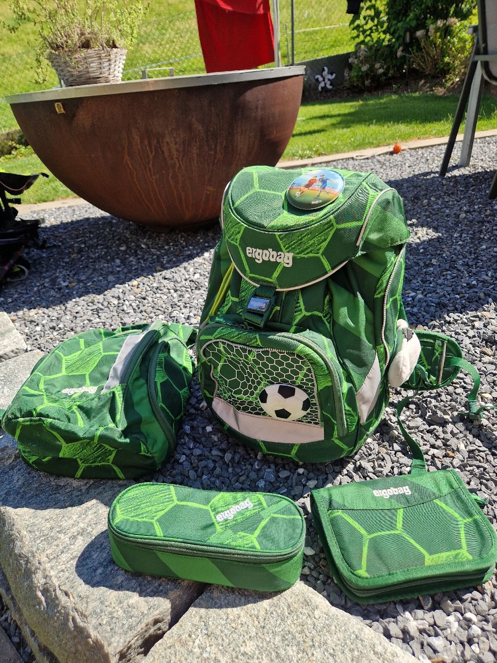 Ergobag Borse & Zaini: Ergobag Schulranzen Set mit 2x Etui und Turnrucksack – Usato da Schindellegi venduto da COIFFY 9