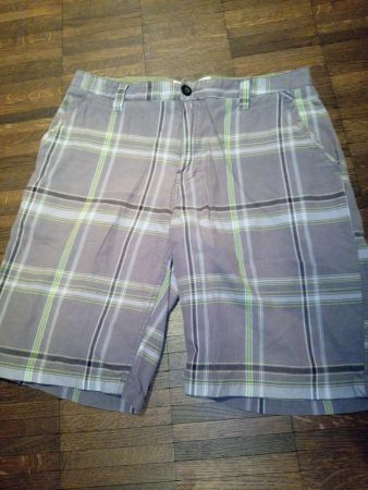 Karierte Burton Shorts, in hellem Olivgrün, Grösse 32