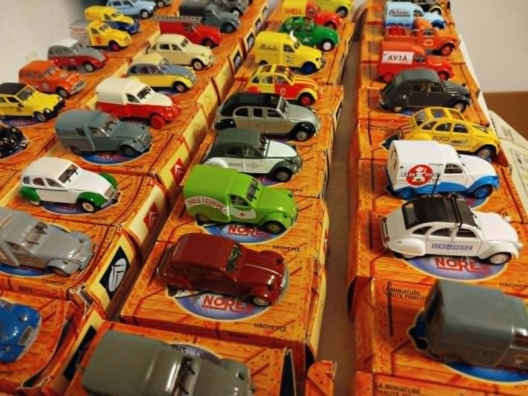 Norev Voitures modèles: 2cv miniatures collection Norev  1/43 – D'occasion à La Chaux-de-Fonds par Emmaus2300CDF 1