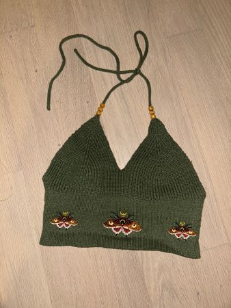 Gehäkeltes Top mit Motten-Design, ideal für den Sommer!