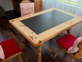 Arventisch m. Schifferplatte inkl. drei Stühle aus Arvenholz