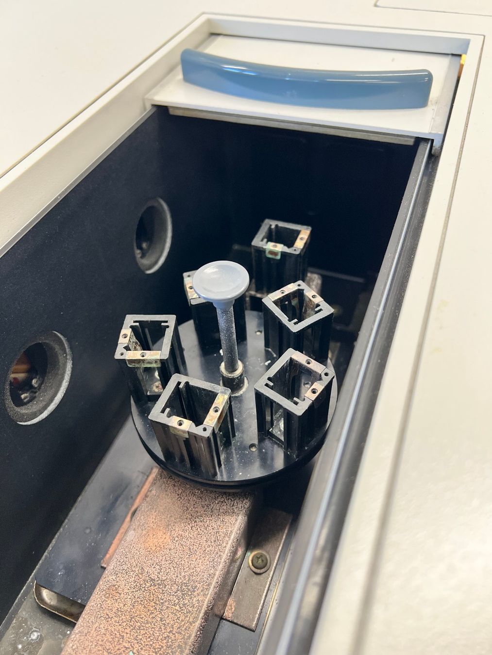 Accessori da laboratorio: Hitachi U-2810 Spektrophotometer mit 5 Cell Changer – Usato da Niederdorf venduto da LeptonAG_Labor 6
