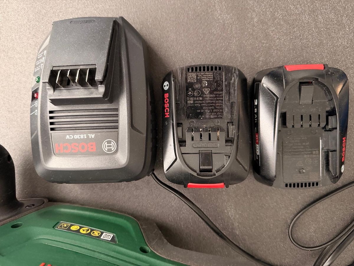 Bosch Tutti gli attrezzi: Bosch Akku Heckenschere UniversalHedgeCut 18V – Usato da Adligenswil venduto da Brocki_Adlige 1