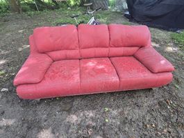 Rotes Ledersofa, 3-Sitzer - ideal für Gartenparty!