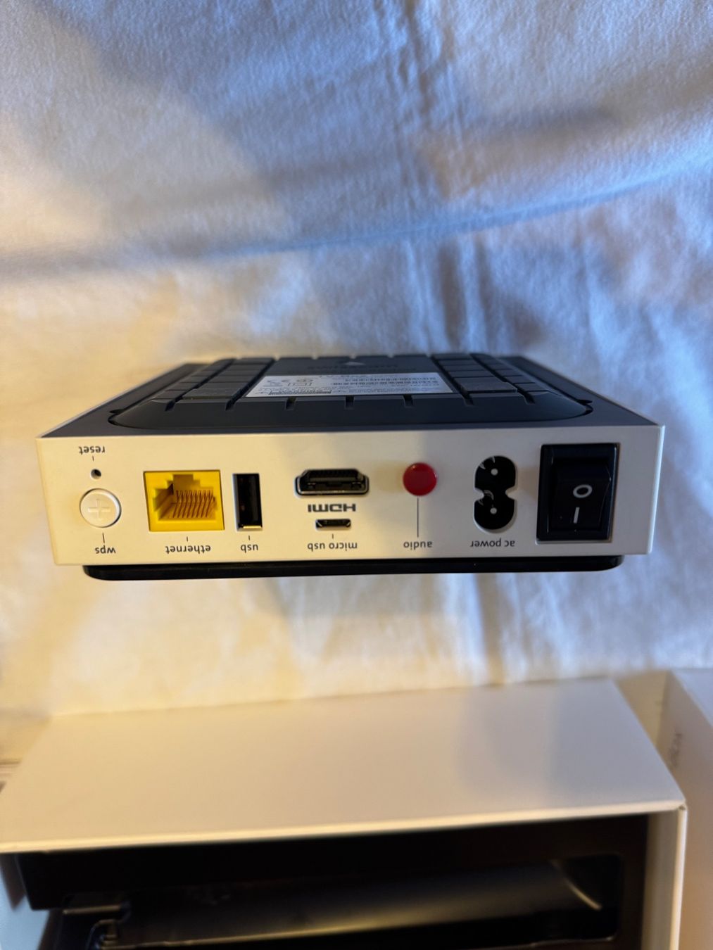 Swisscom Modems & Router: Swisscom TV Box 2.0 (IP1200) avec télécommande – Defekt aus la Chaux-de-Fonds von Lampe 3