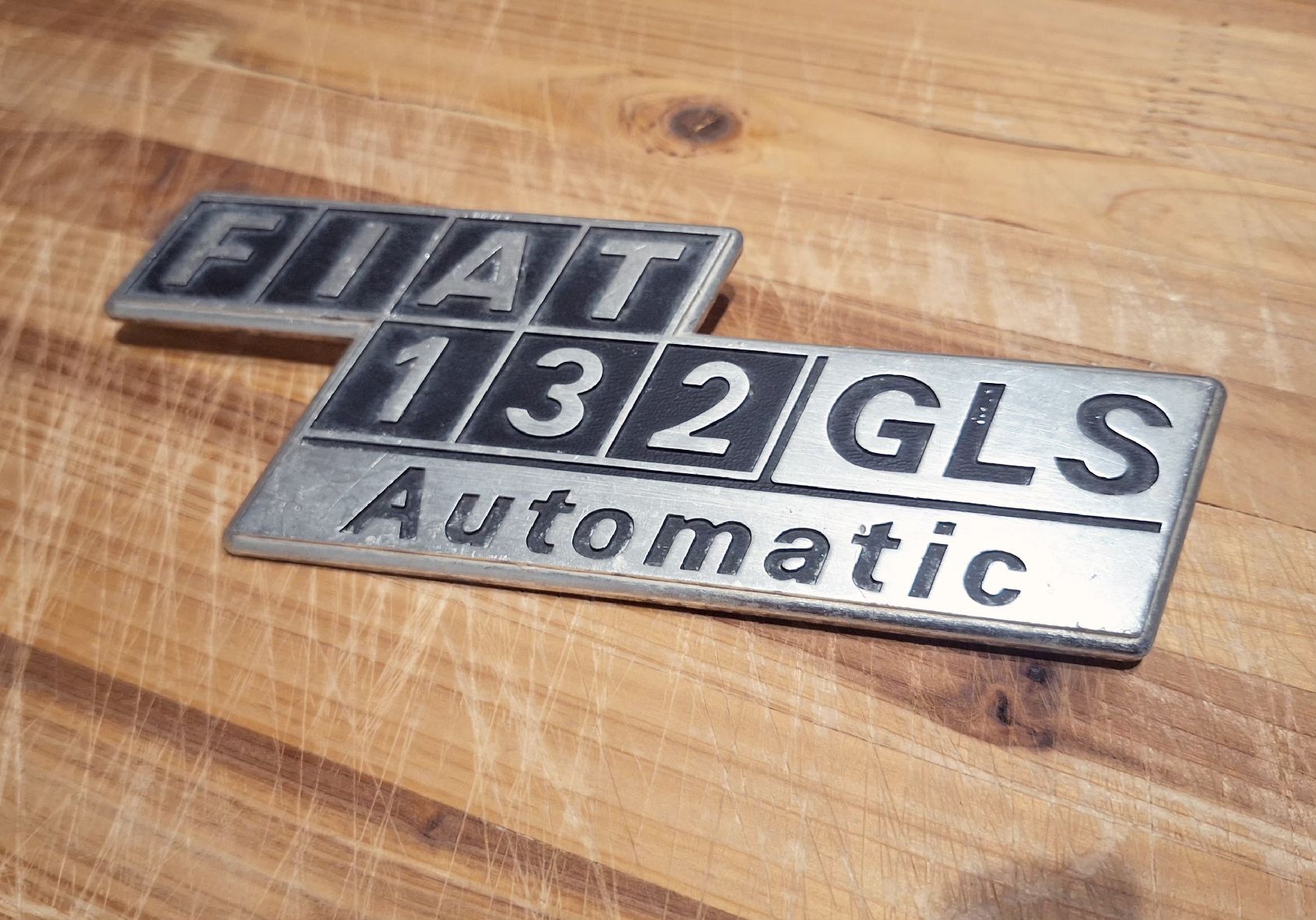 Fiat Tutti pezzi di ricambio auto: Fiat 132 GLS Automatic Emblem – Usato da Triesen venduto da BLACKSHEEP75 1