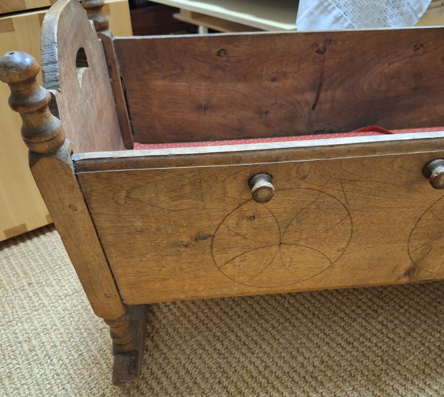 Tutte le decorazioni: Antike Holz Wiege – Usato da Winterthur venduto da Goldpipau 3