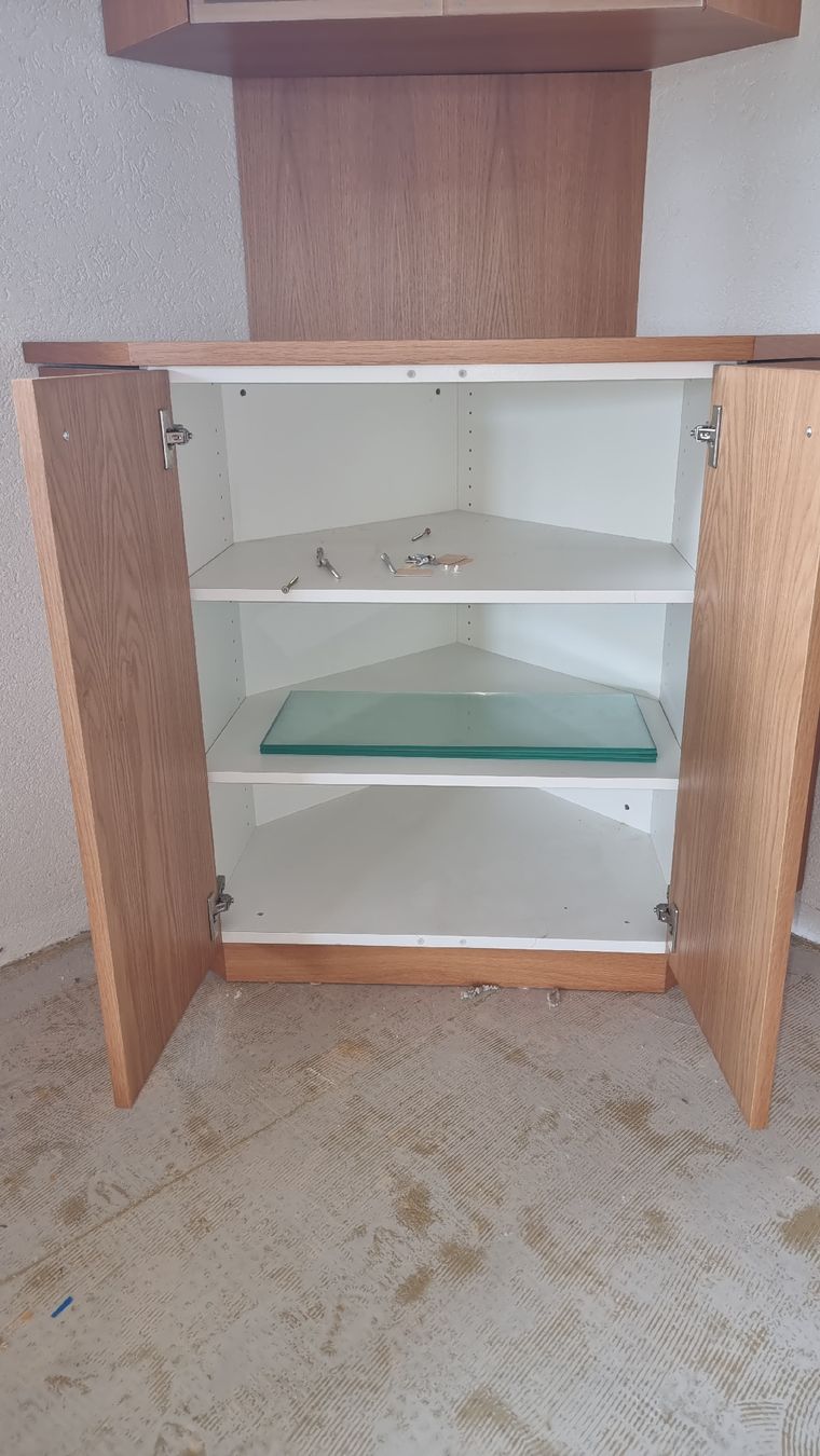 Armadi: Eckschrank mit Vitrinen – Usato da Veltheim AG venduto da Born73tanzen 2