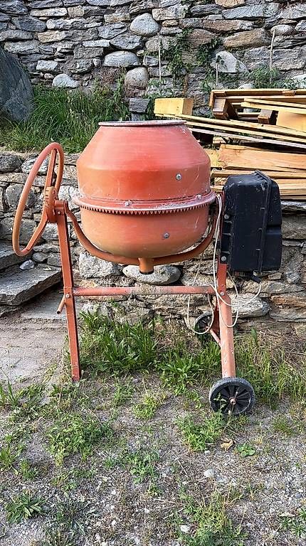 Statuette: Betoniera  – Usato da Lodrino venduto da Kotiukolena