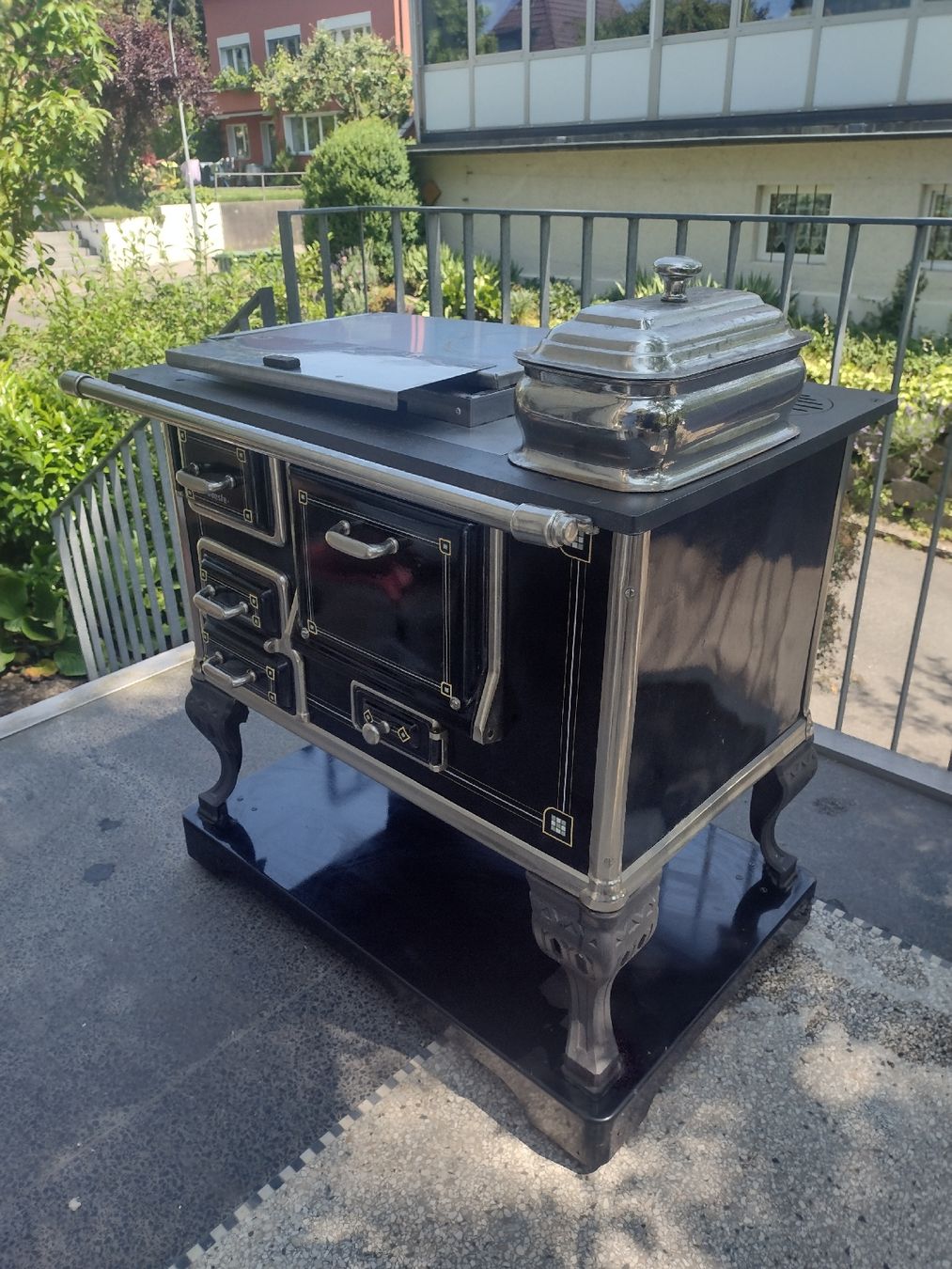 Altri mobili d'antiquariato: Beautiful Antique Enamel Grill with Propane Gas Conversion – Usato da Zürich venduto da TrainLine 3