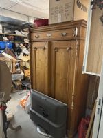 Antiker Kleiderschrank aus Holz mit Schublade gebraucht