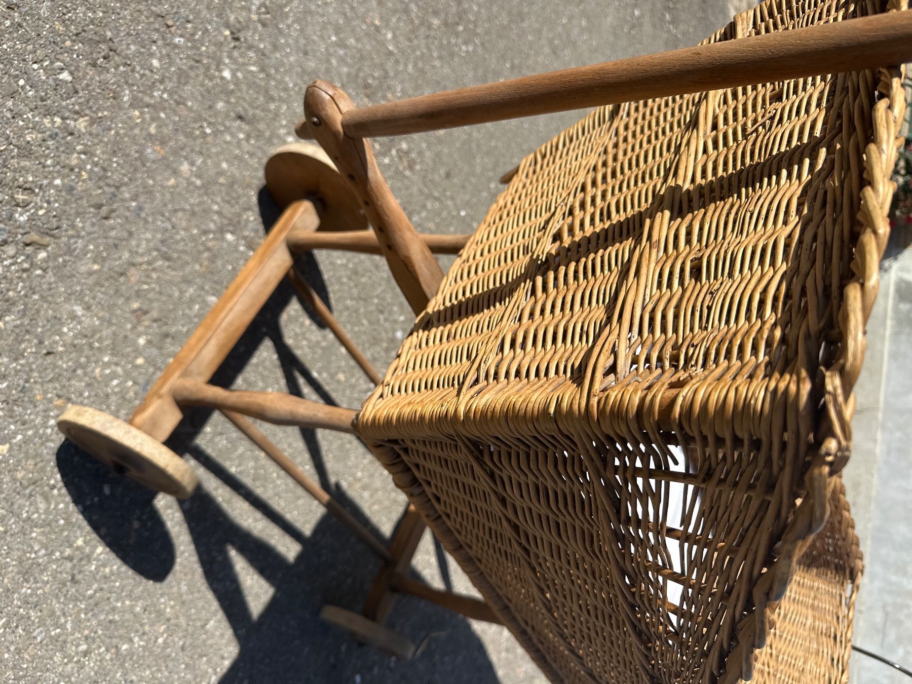 Carrozzine: Holz Kinderwagen, Weidenkorb, gebraucht – Usato da Rapperswil BE venduto da andu12 2
