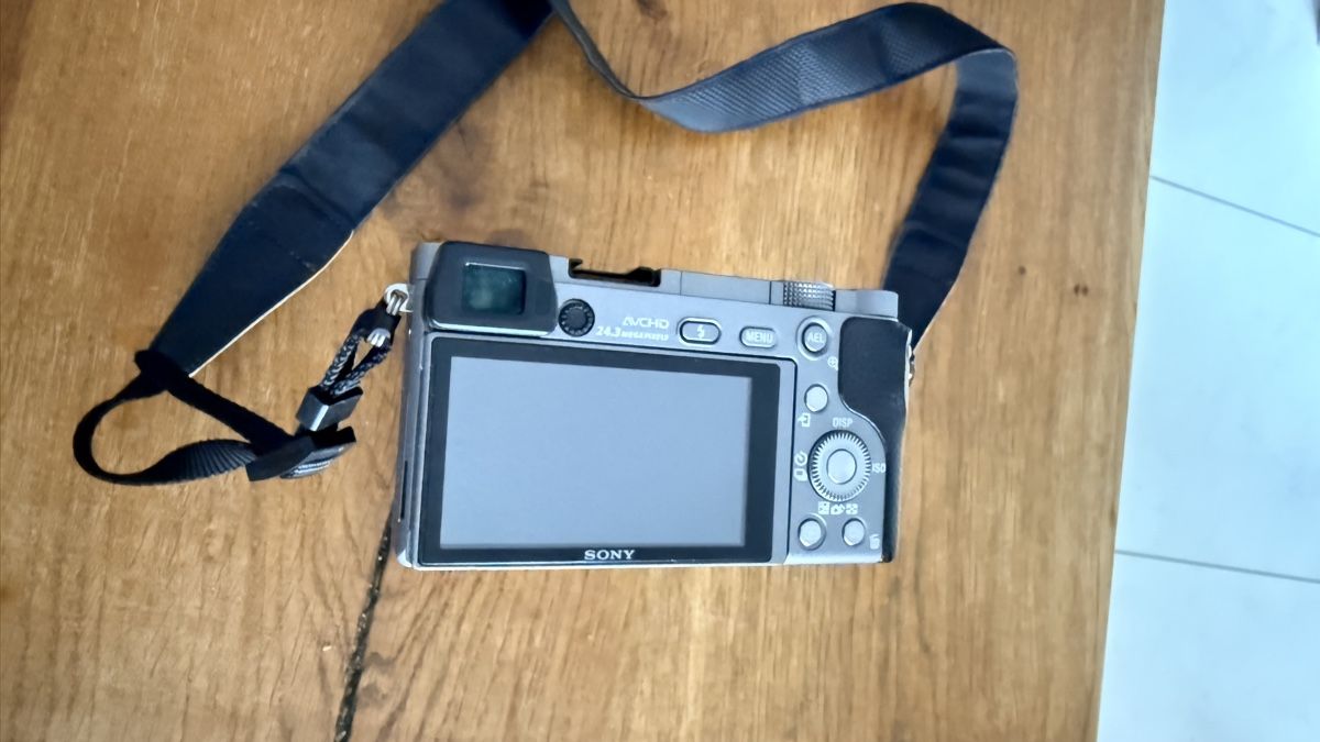 Sony Fotocamera: Sony Alpha 6000 Systemkamera guter Zustand – Usato da Buchrain venduto da Kindlein 1