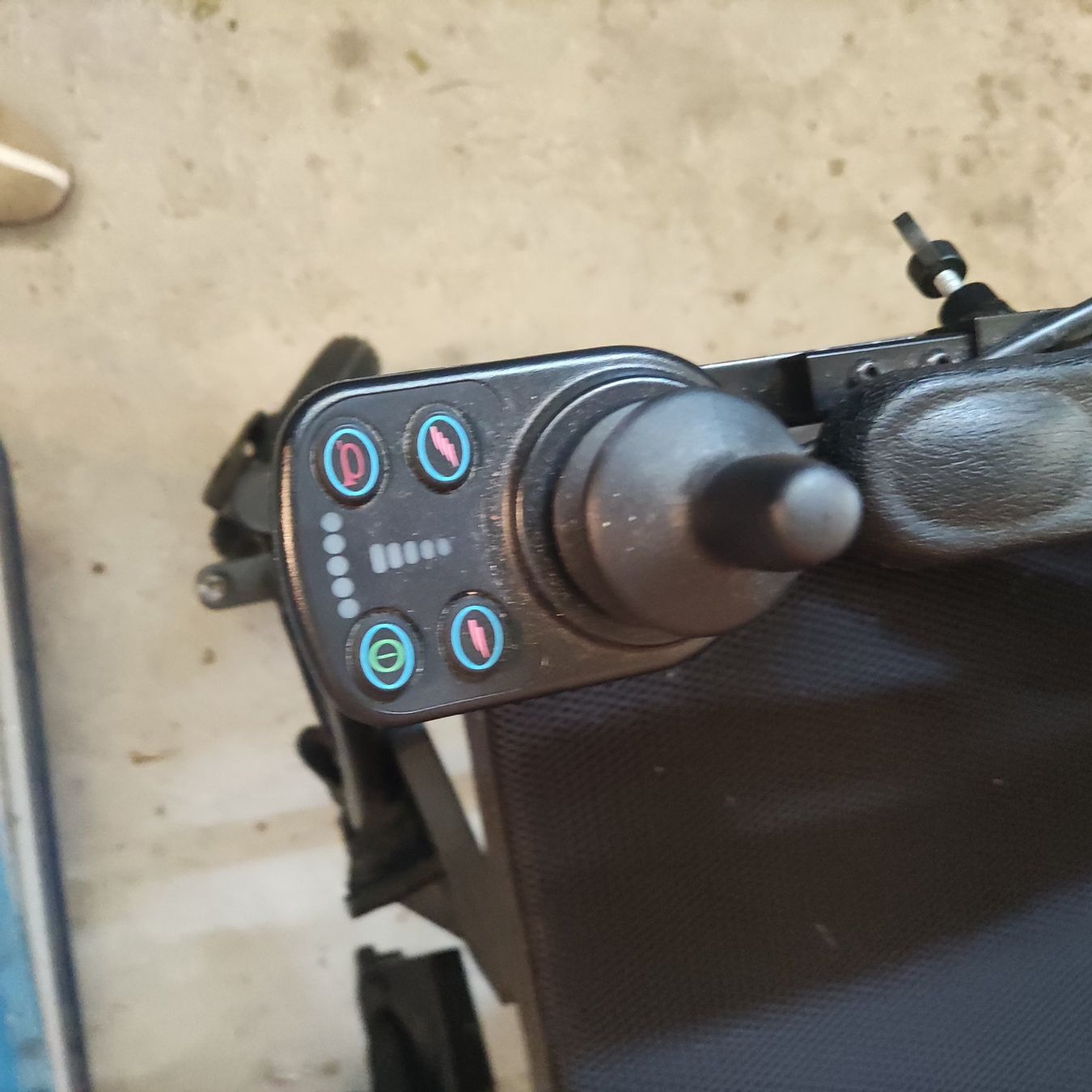 Sedie a rotelle: Quirumed Elektro Rollstuhl - Sitz ca. 44cm breit – Usato da Solothurn venduto da Csw1 1