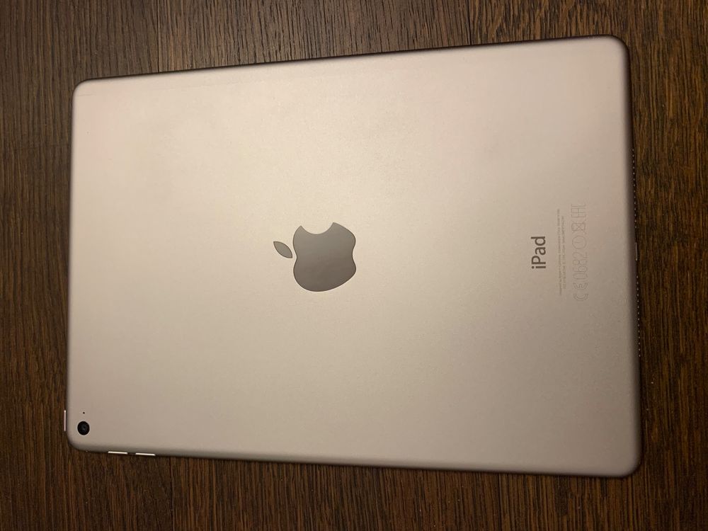 iPad Air 2. 128GB WiFi mit Logitech Keyboard Kaufen auf Ricardo
