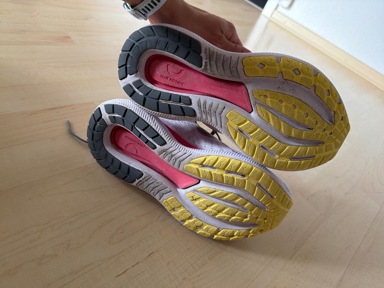 Chaussures femmes: Laufschuhe Damen weiss Grösse 40.5 – D'occasion à Unterentfelden par tin_5vb6 3