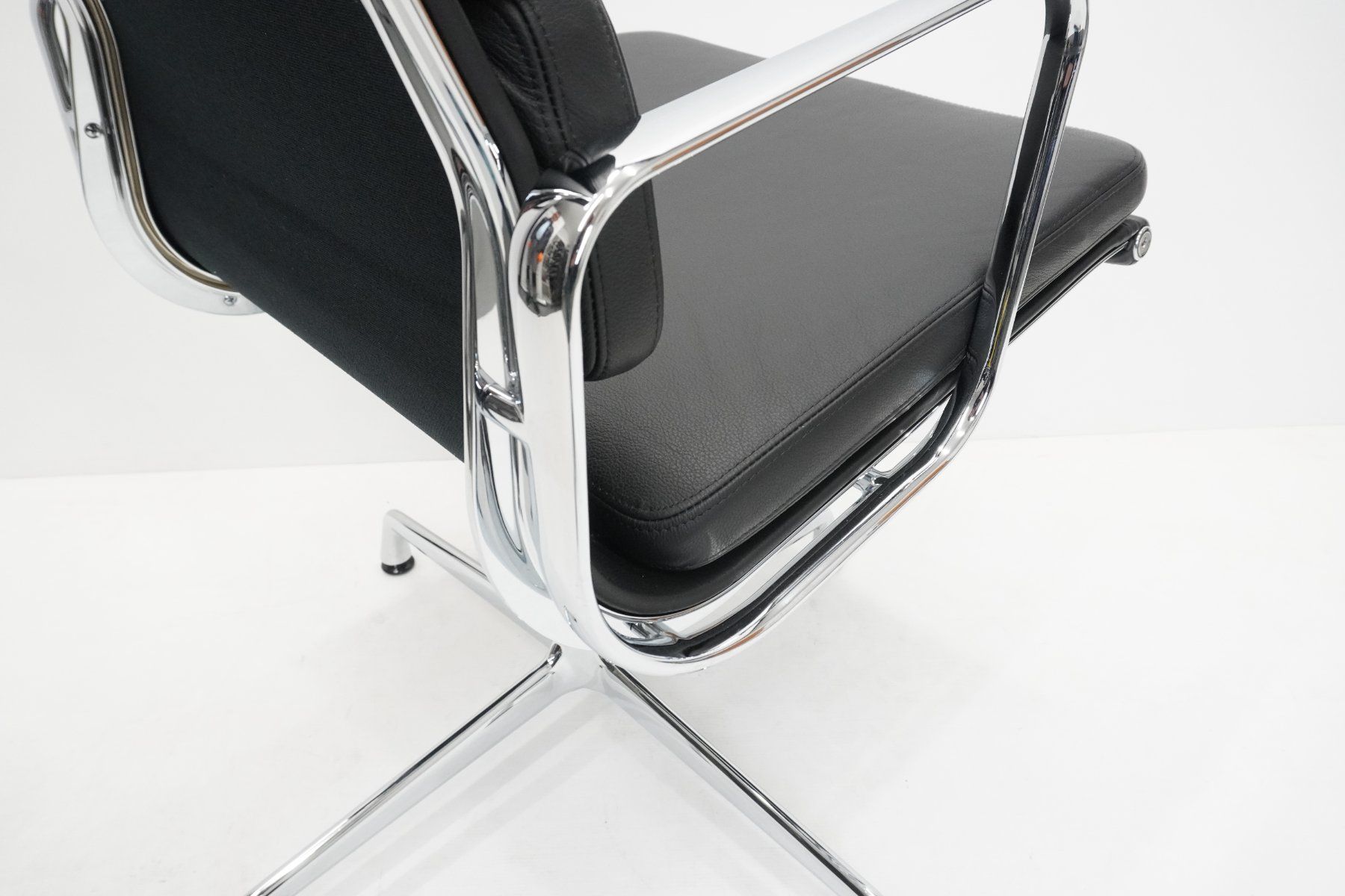 Vitra Sedie: Original Vitra Eames Soft Pad EA208 Leder nero neuwertig – Usato da Bad Zurzach venduto da QLASSIQ 8