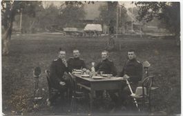 Militär-Offiziere 1915 im Hintergrund Strohdachhaus AG/BE ?