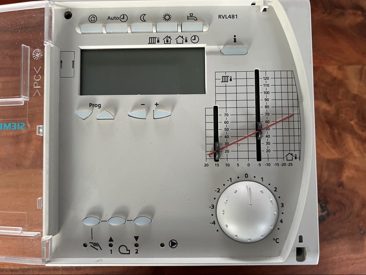 Siemens Radiatori: Siemens Heizungsregler RVL481 oder RVL482 – Usato da Romanshorn venduto da DonRicardoo 1