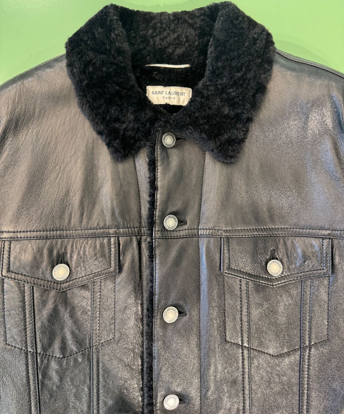 Saint Laurent Giacche: Saint Laurent Shearling Lined Leather Trucker Black Lambskin – Nuovo (secondo la descrizione) da Zürich venduto da dodichnobli 2