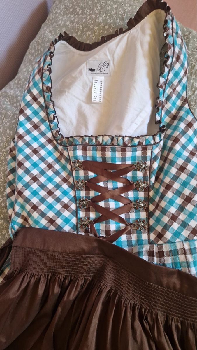 Robes: Dirndl zu verkaufen  – D'occasion à Waldstatt par dundeeshadow 4