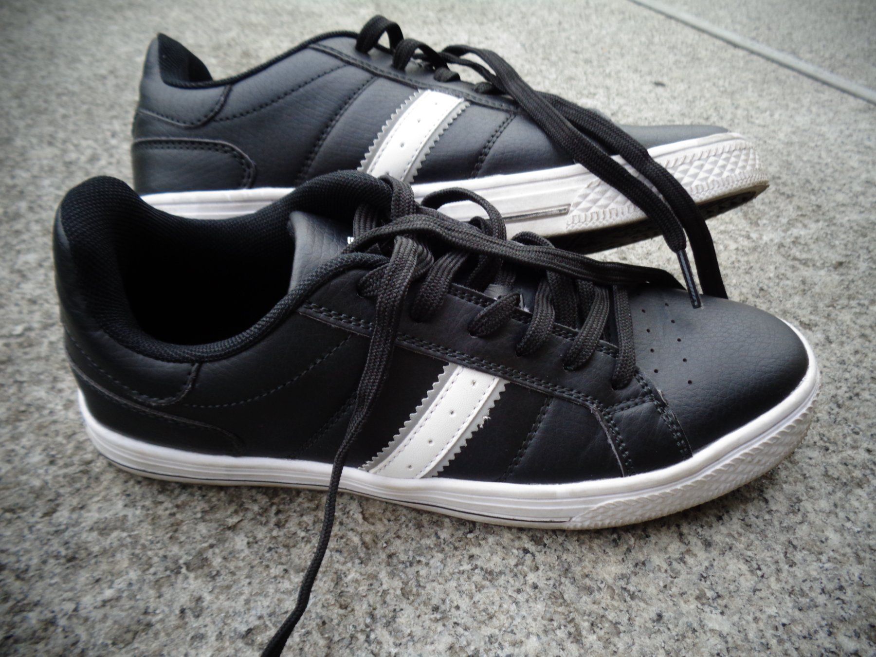 Scarpe per ragazzi: Sneaker in Lederlook  Gr. 37 schwarz – Usato da Jonschwil venduto da sonja8472