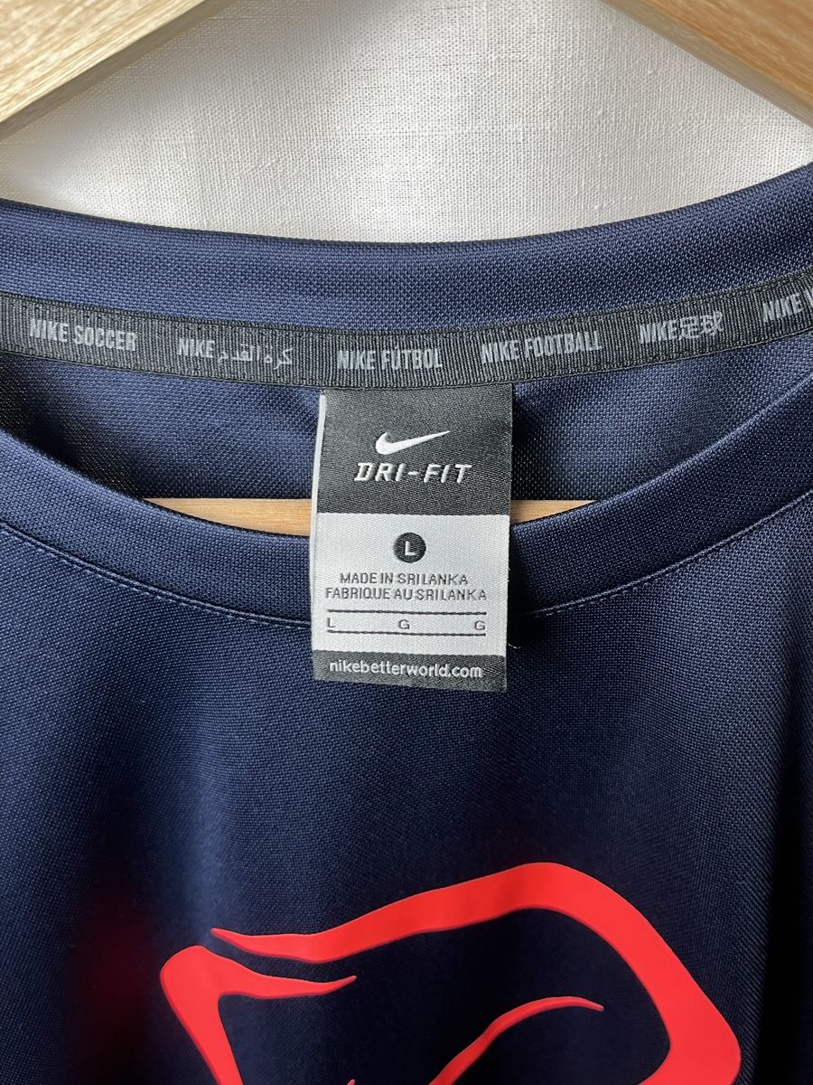 Nike T-shirt: T-shirt Nike bleu et rouge – Nuovo (secondo la descrizione) da Les Avanchets venduto da lunedeneige.shop 2
