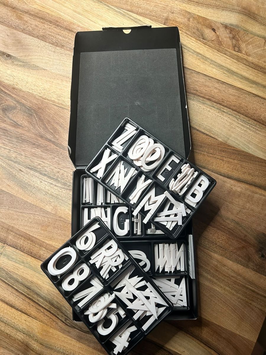 Alle Dekorationen: Messageboard / Buchstabentafel mit grossem Buchstaben-Set – Neu (gemäss Beschreibung) aus Wallisellen von rom_g6yp 1