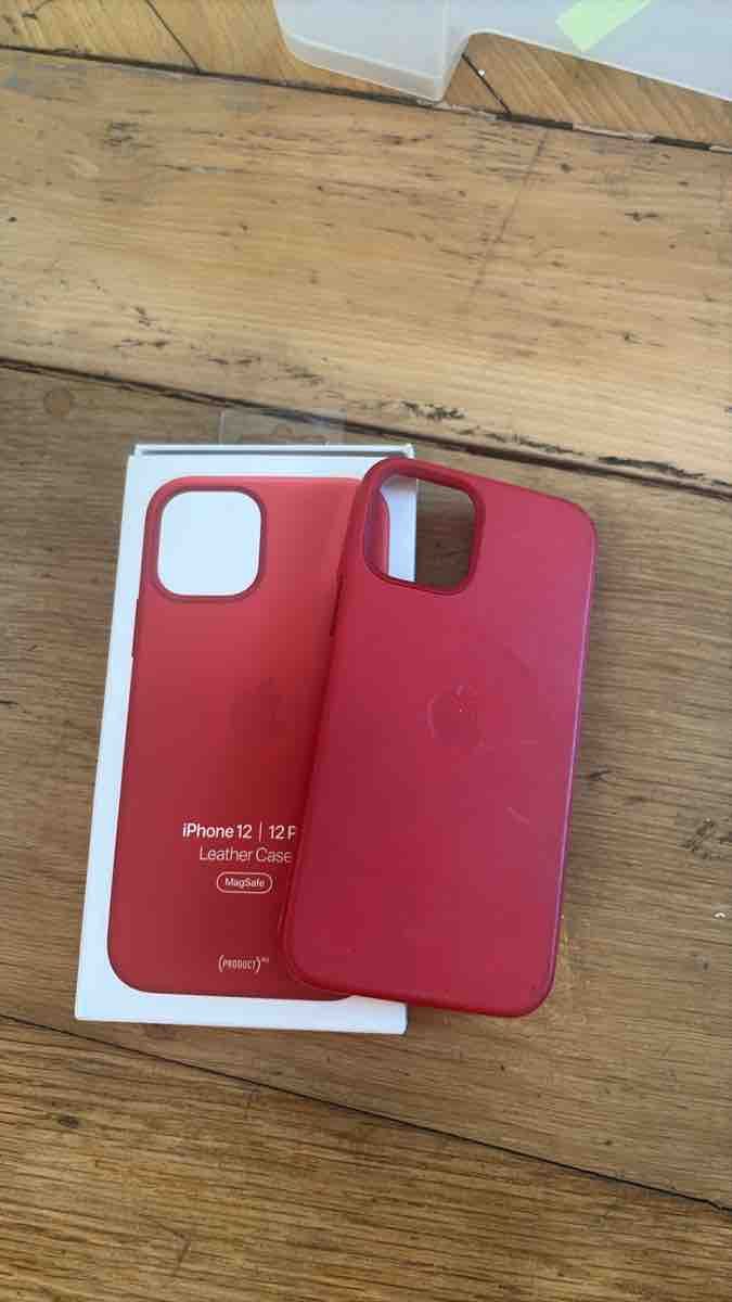 Apple Cover & Protezioni schermo: Apple Leder Case iPhone 12 Pro MagSafe rot mit Packung – Usato da Zürich venduto da DealQueen2000