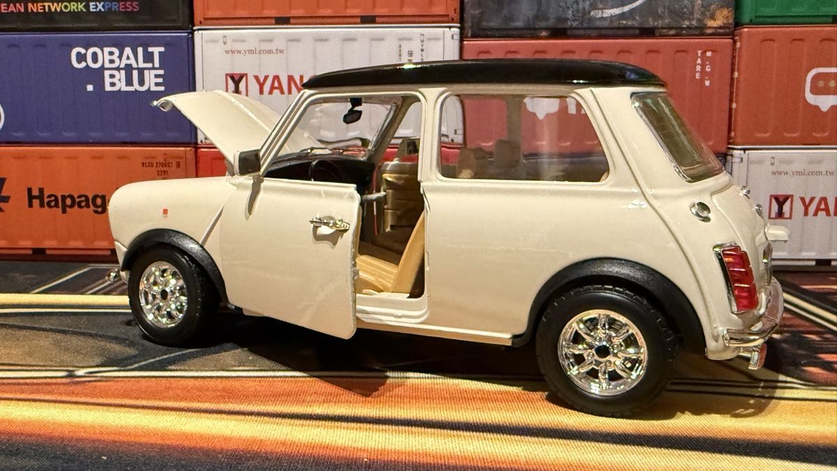 Cooper Voitures modèles: Mini Cooper 1:18 cremeweiss 1:18 – D'occasion à Basel par Zomeg