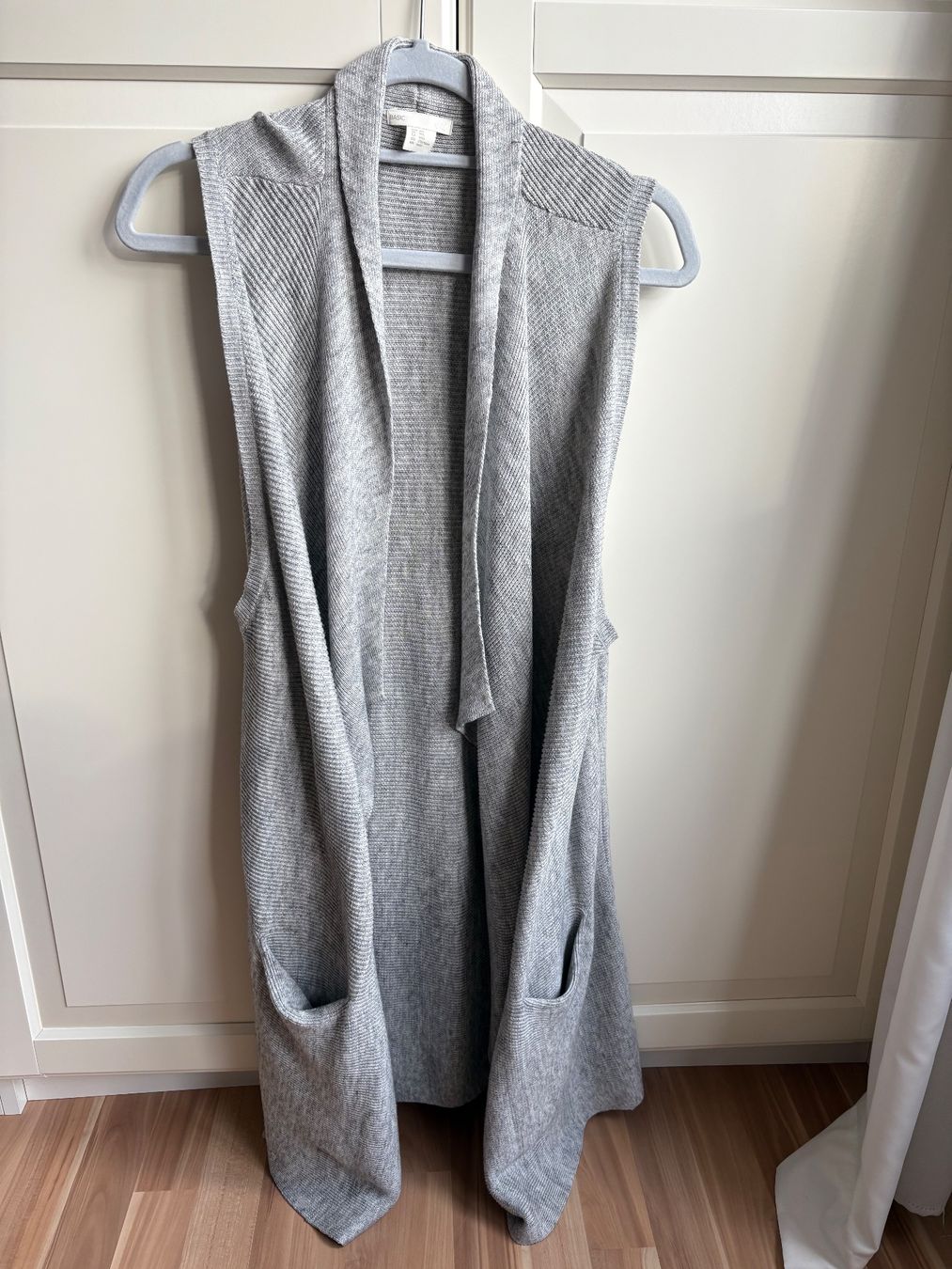 H&M Kleiderpakete: Cardigan und Strickgilet, grau – Gebraucht aus Oetwil an der limmat von Sual 1