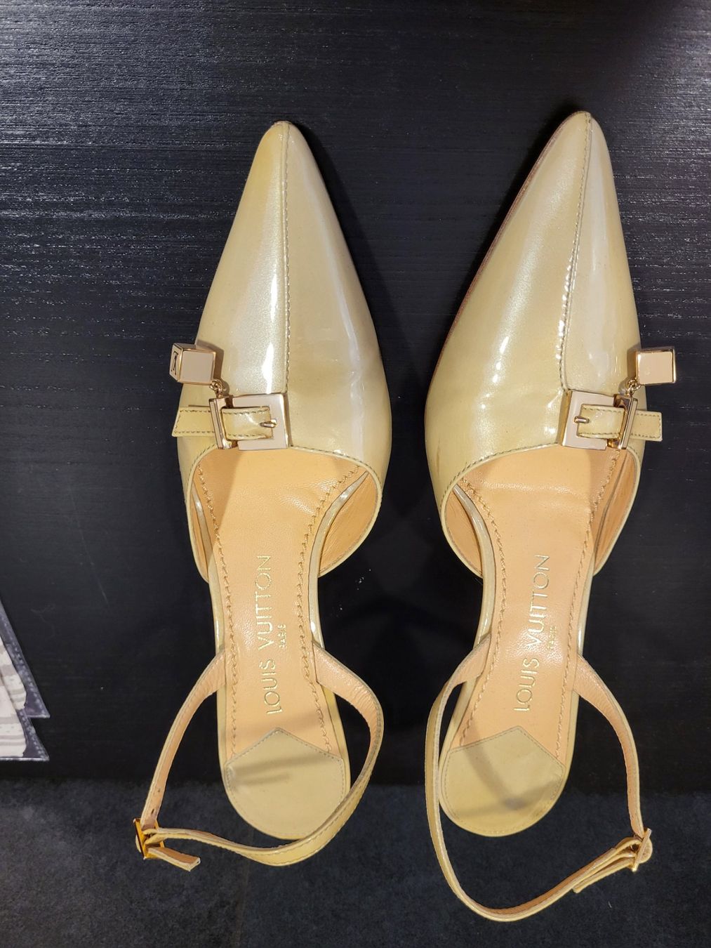 Louis Vuitton Scarpe da donna: Louis Vuitton Slingpumps beige Lackleder Grösse 40 – Nuovo (secondo la descrizione) da Locarno venduto da ernsthofmann 1