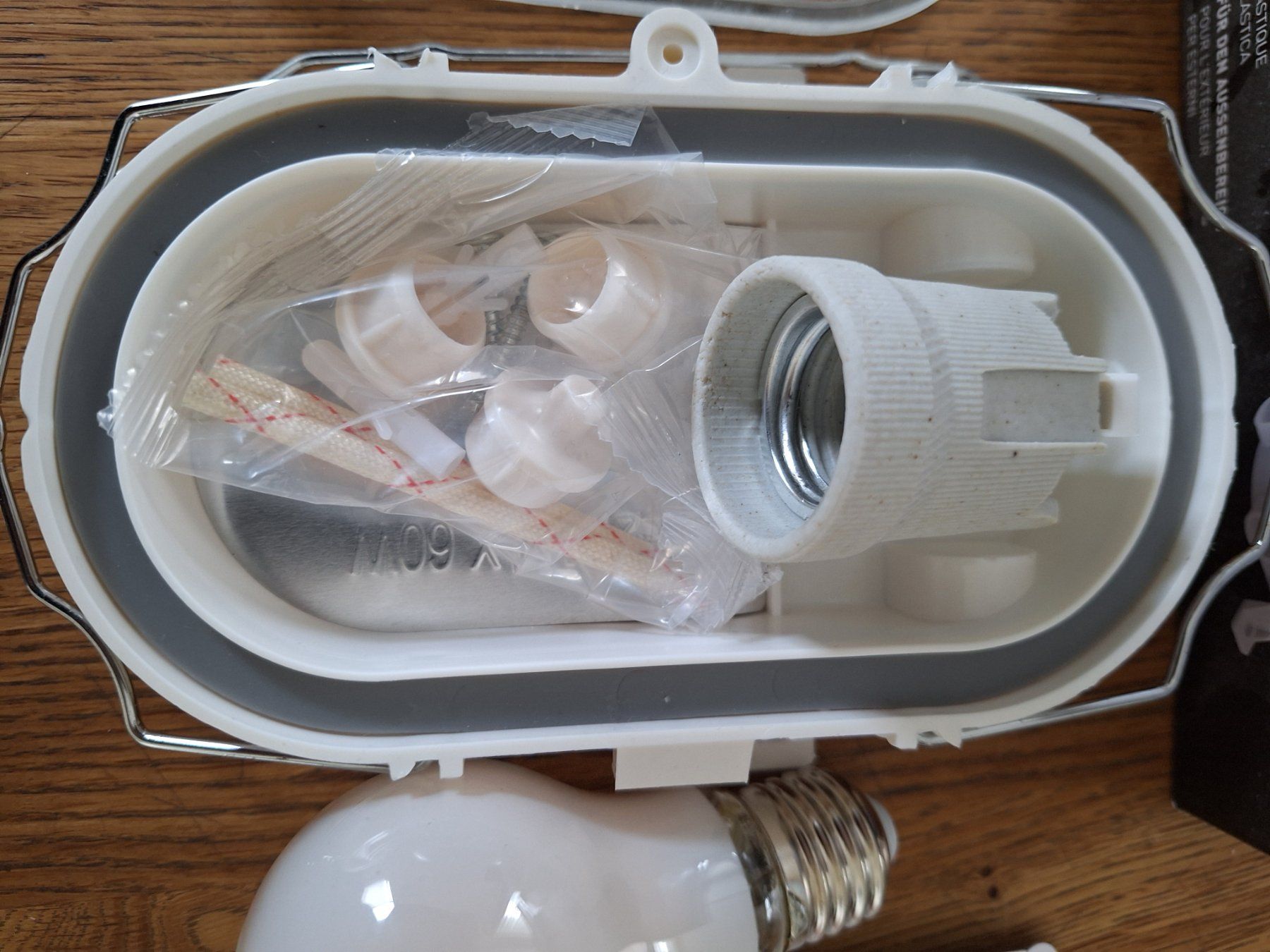 Lampade: Gitterlampe  mit Birne 11W = 100 W    neu – Nuovo e nell'imballaggio originale da Altdorf UR venduto da aswe 2